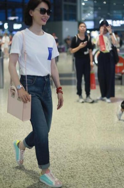 41岁陈数白T搭牛仔裤, 简装就穿出知性时尚风, 网友: 只有20岁吧