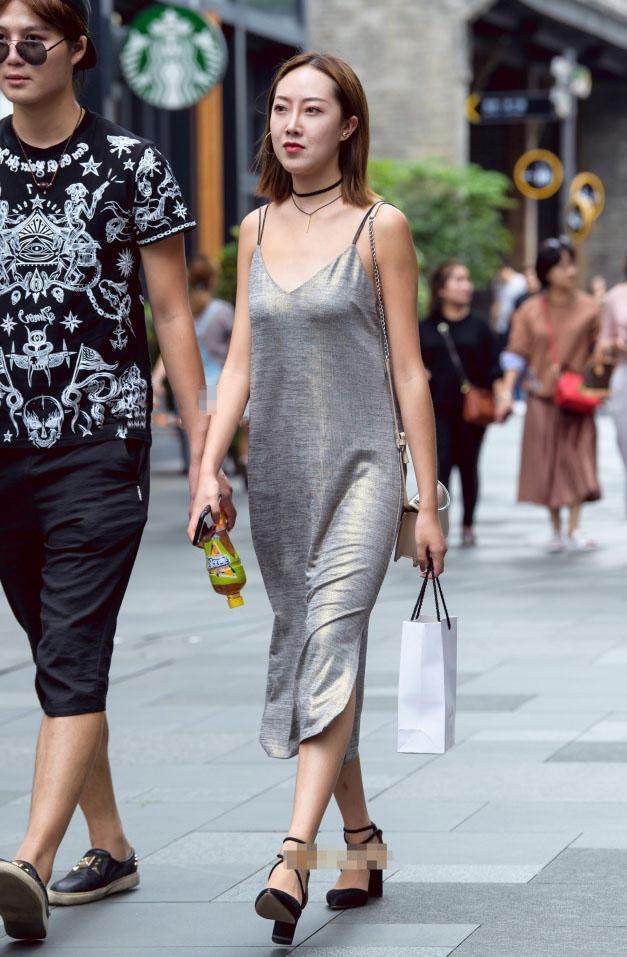 窈窕小姐姐穿着银色吊带连衣裙, 娇小的身材也很有女人味儿