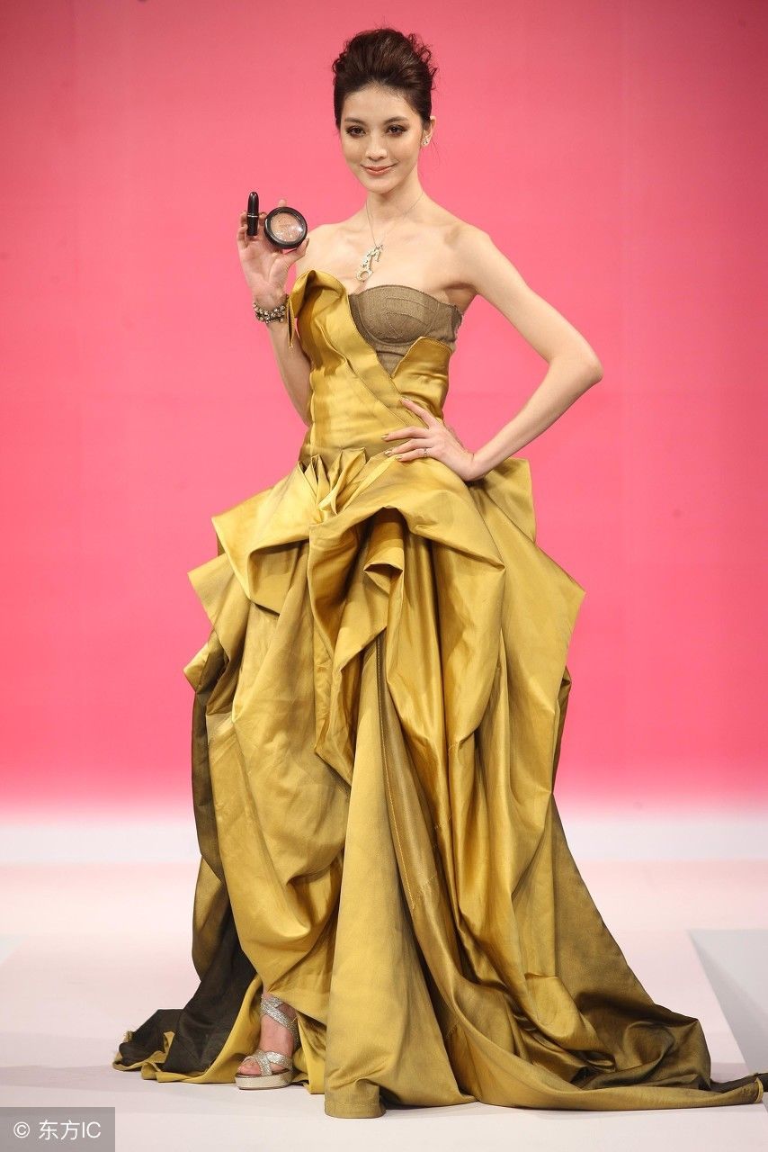 吴亚馨:这一身礼服，绝对的女神范儿