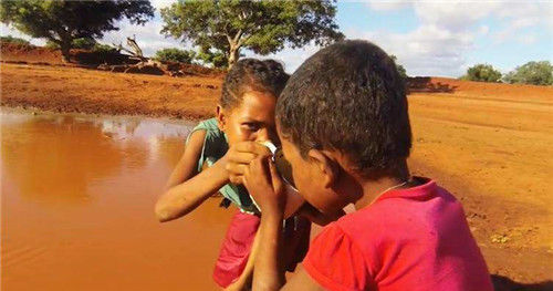  「非洲」非洲人为何宁愿喝浑水，也不愿种庄稼打水井，原因其实