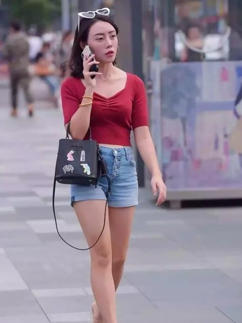  『气质』街拍：气质优雅的美女，一件一字肩连衣裙，时尚气质好身材