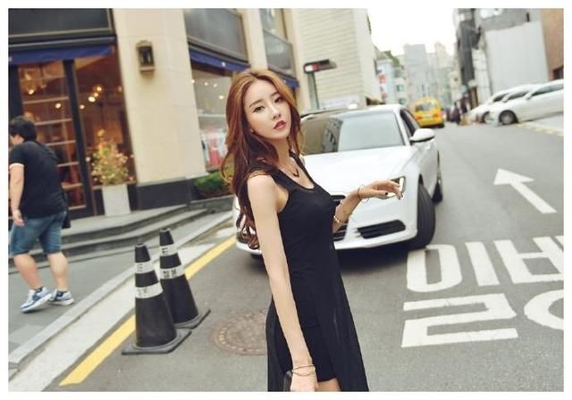 路人街拍,黑色紧身包臀连衣裙,展示性感好身材,时尚又潮流