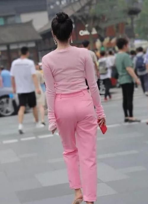  『气质』潮范儿女神来了，街拍：雪肤花貌的小姐姐，一件黑色上衣配白色短裤，时尚清新气质