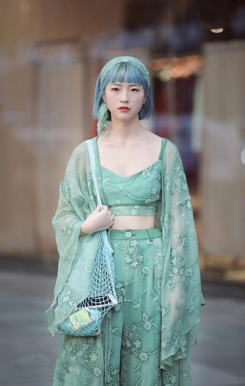 路人街拍，小姐姐穿民国风服饰灵气逼人，发色抢眼，模样清秀！