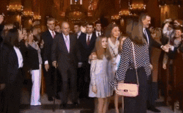 西班牙王后和婆婆和解？全家其乐融融度假，46岁王后比凯特还年轻