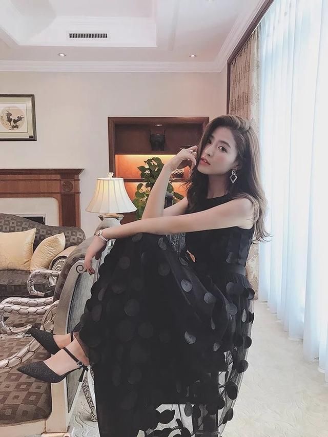 蕾丝勾花连衣裙，精致而优美！