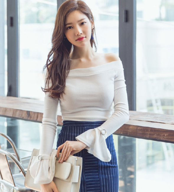 年轻很有韵味的紧身裙美女，成熟有气质