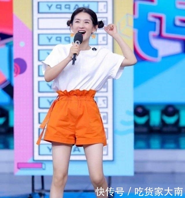 『粉色』路人街拍,小姐姐身穿淡粉色连衣裙,那诱人的双腿真让人着迷