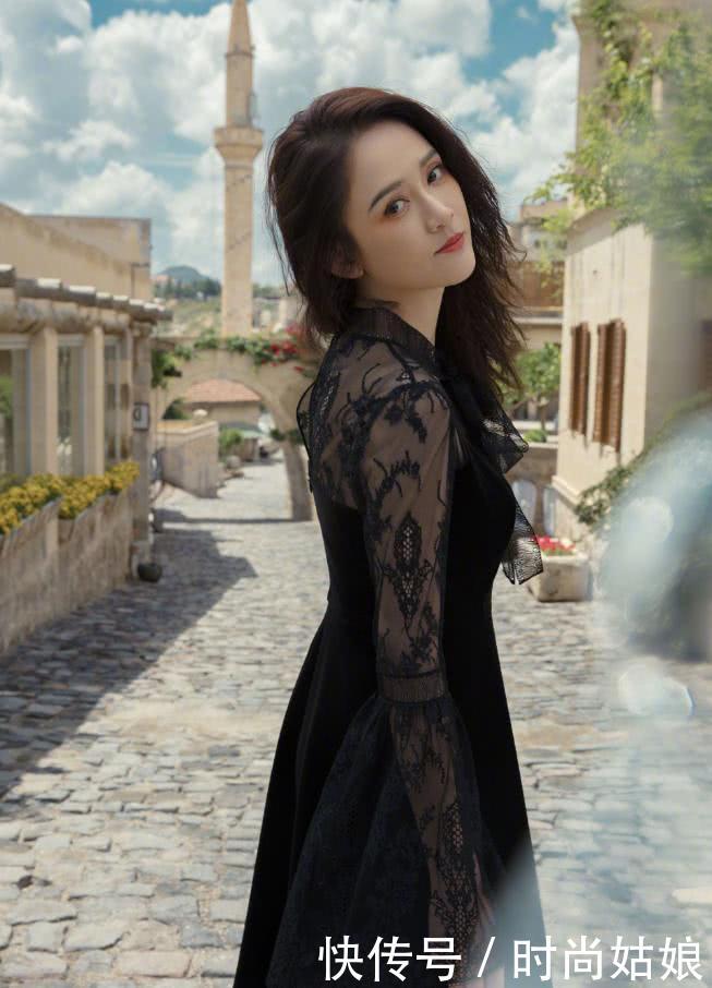 陈乔恩身穿蕾丝黑裙，年近40的她保养得这么好，说25岁都有人信！