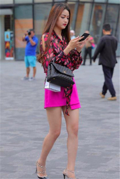  美女|街拍：美女穿白色的修身连衣裙，显得高挑又出众