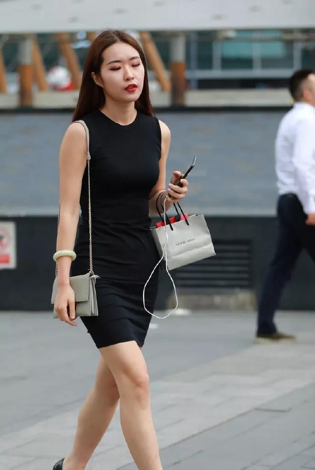 『看上去更加』美女黑色的连衣裙搭配一双黑色的高跟鞋,非常的显气质