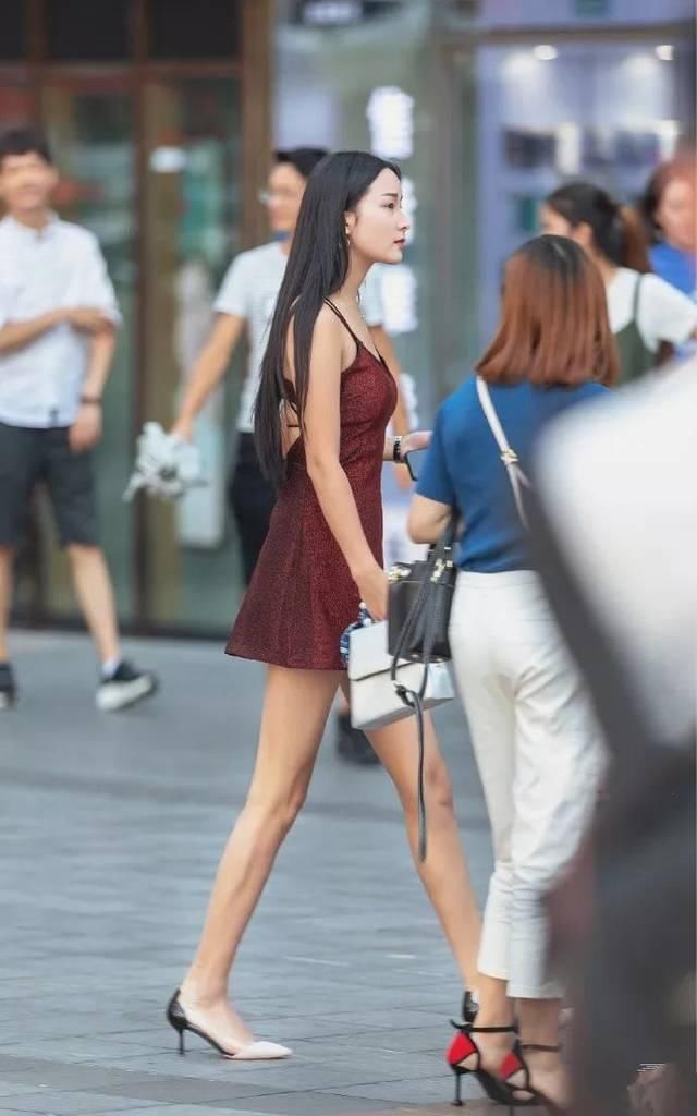  『女生』女生穿搭高跟鞋配连衣裙，在春天展示出优雅的姿态