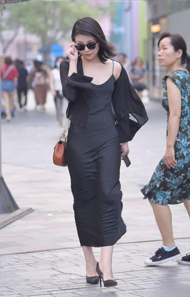 街拍:性感小姐姐丝绸连衣裙穿出曼妙身材曲线，有一种别样的风情