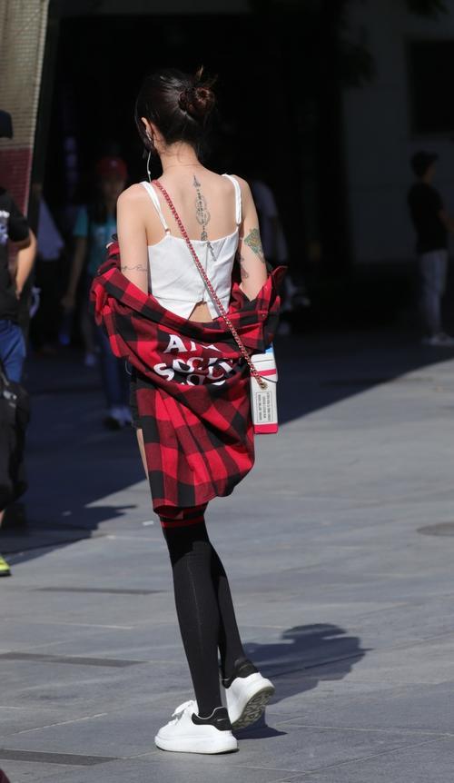 街拍:看惯了形形色色的美女,今天换种风格,一起欣赏下她们的背