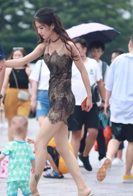 紧身打底裤美女：秀出帅气优雅，勾勒出来的曲线轮廓，十分好看！