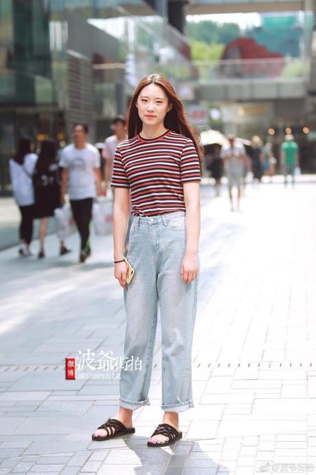 街拍：T恤搭配复古宽松版牛仔裤，清新优雅效果立竿见影