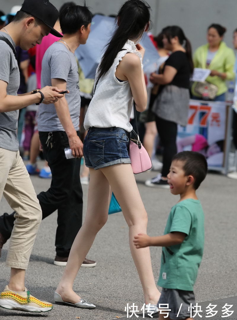 街拍：小姐姐超短裤可爱长腿，银灰色平底鞋尽显嫩白脚丫，长相漂