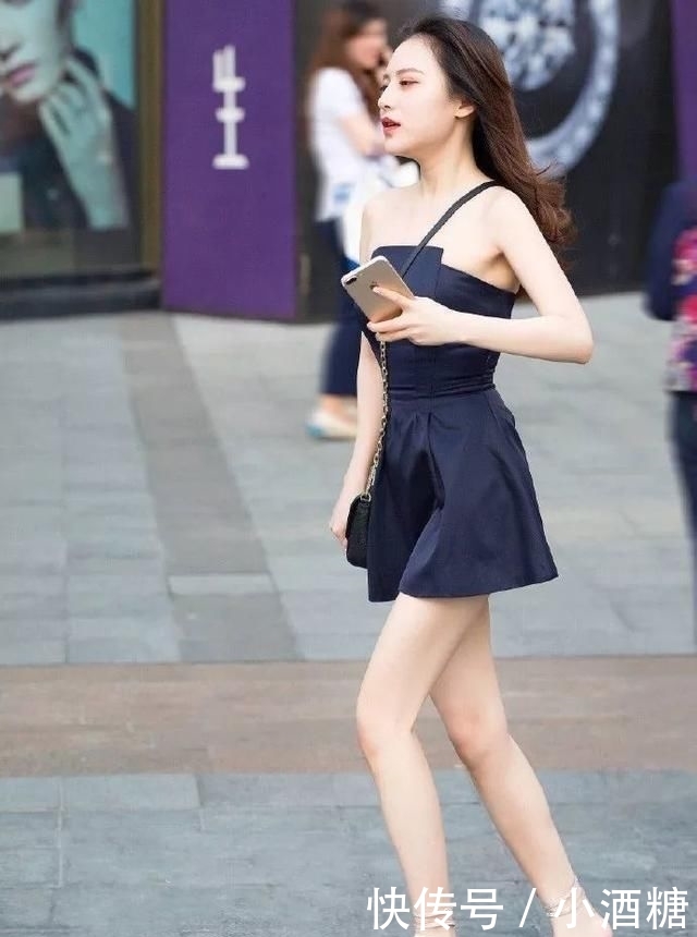 「不住」街拍:一身连体裙,手机都盖不住的美感