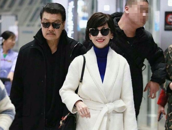 63岁赵雅芝穿短裤,满满的赘肉辣眼睛,网友:太尴尬了