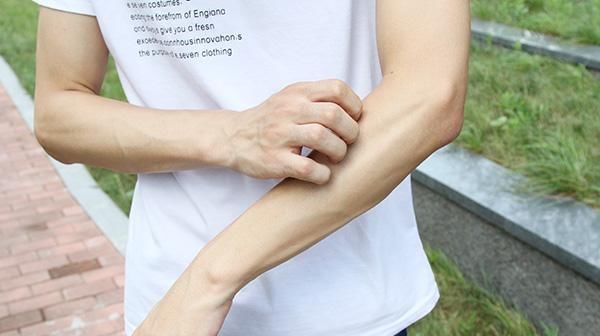  #上长#皮肤上长了小肉疙瘩,是什么东西?会恶变吗?该怎么处理?