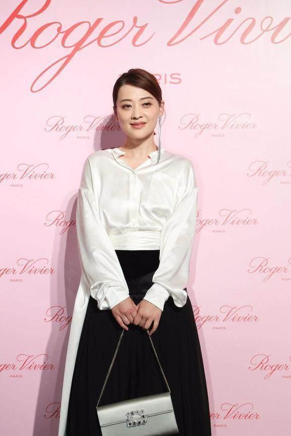 当37岁郭晶晶同台43岁梅婷, 终于知道世界冠军和演员的差距了