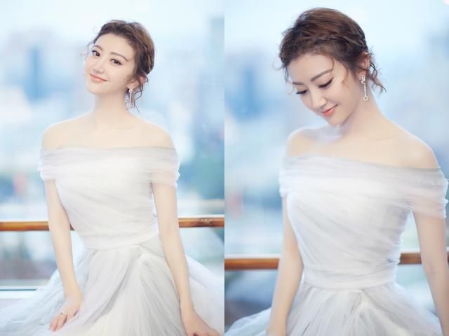 景甜穿吊带裙现身,肩带都快勒到肉里了,网友:为显身材豁出去了