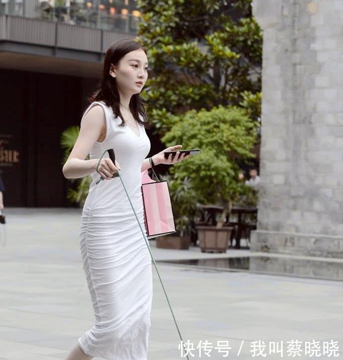 街拍小姐姐的身材很是高挑,特别是这腿长,又白又细,十分撩人