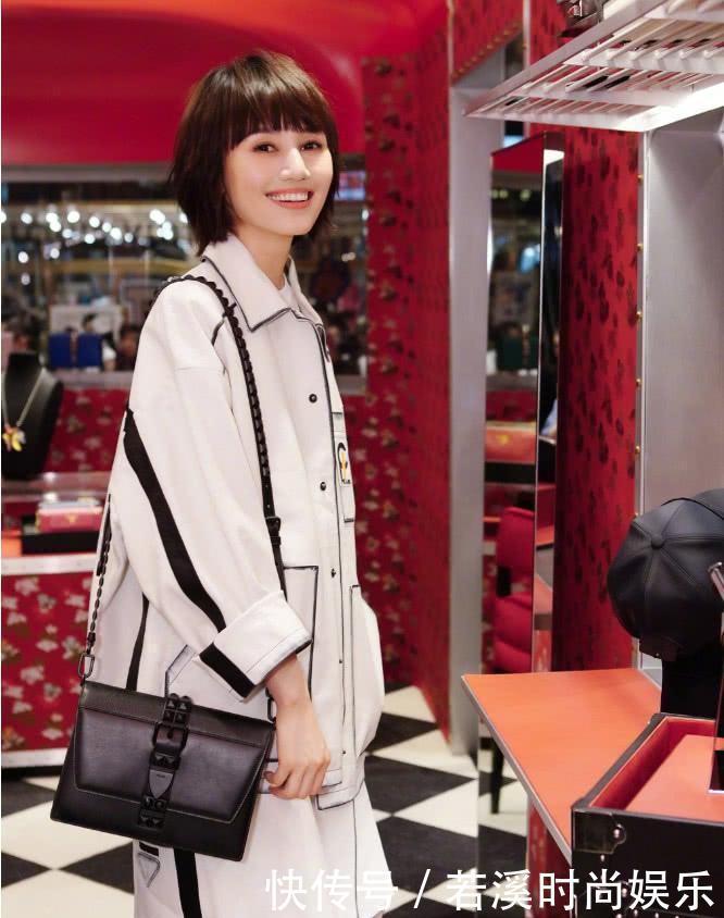 40岁的袁泉，短发＋黑裙尽显高贵典雅的气质，气场碾压高圆圆！