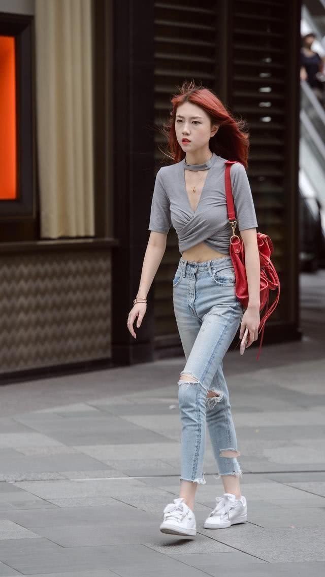 街拍：穿着紧身个性的小姐姐，完美展现女性魅力！