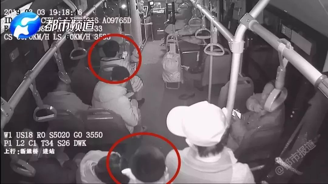 “我妈妈丢了”！男孩一边呼喊，一边“追打”公交车！他妈妈呢？