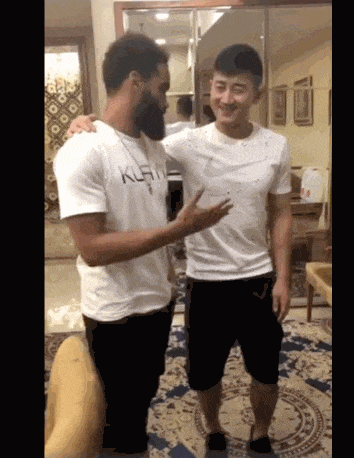 吕晓明微博发豪华包间道歉视频，杨毅：“晓明不以脏出名”成热门