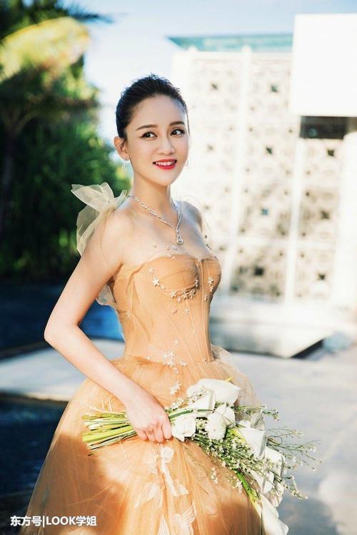 39岁陈乔恩身材好有料,抹胸裙韵味十足,网友:看着像25岁