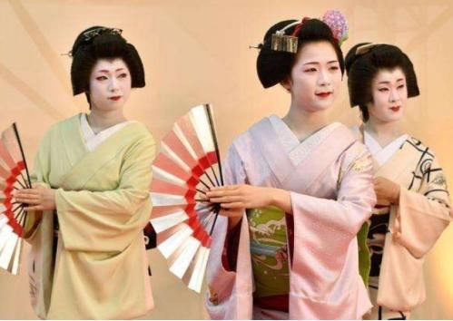  『化妆』公开日本艺伎化妆过程，难怪她们的脸是那么惨白，真的不容易