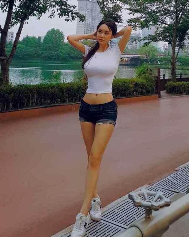 三伏天的夏天，白色是一种腔调！一种让人无法抗拒的腔调！