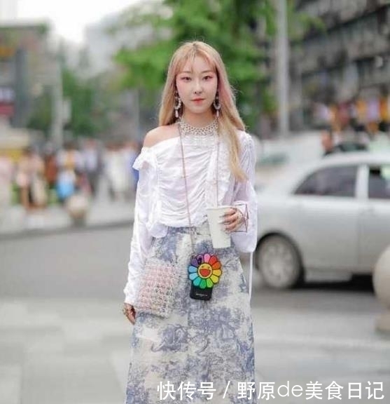  气质：街拍：月貌花容的美女，一件白色上衣配白色短裙，时尚气质女神范