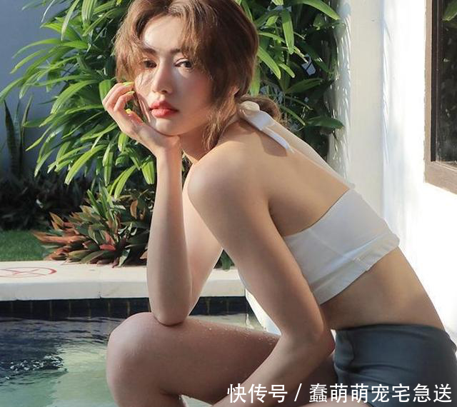 聚光灯下：玲珑有致的小姐姐穿比基尼泳装，秀出完美人鱼线！