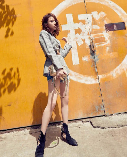 张慧雯秀长腿，一双大脚几乎“戳穿”屏幕，网友：下面穿跟没穿有