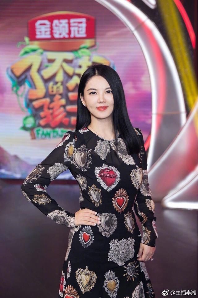 同是香肩小露，赵薇看起来更胖，李湘则像瘦十斤，全因一个小技巧