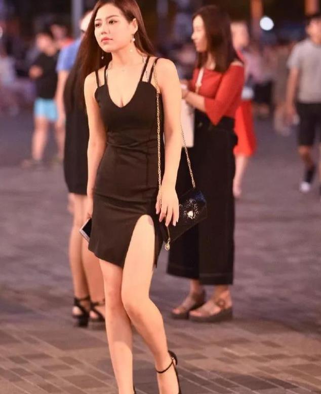  风范■街拍：身材高挑的美女，一件酒红色的连衣裙，时尚魅力风范