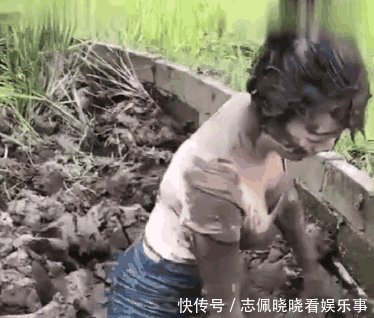 女子下田捉泥鳅, 结果把自己弄成这样, 网友 重点不是捉泥鳅