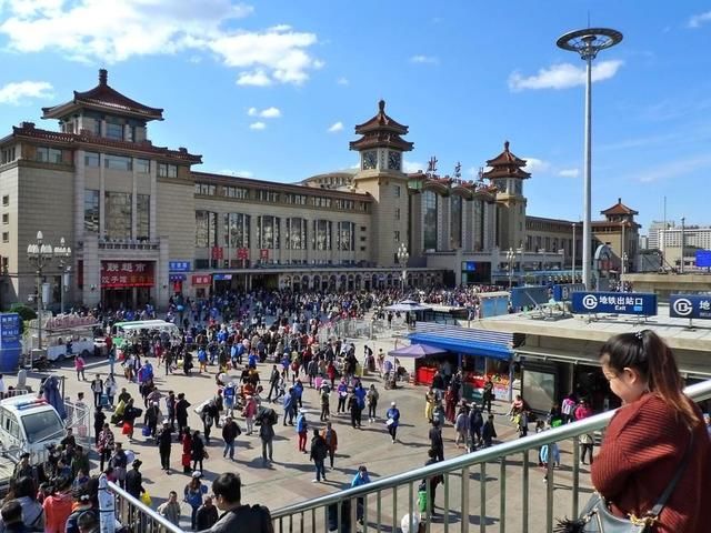 北京最“寒碜”火车站，等车只能蹲路边，本地人都不爱去