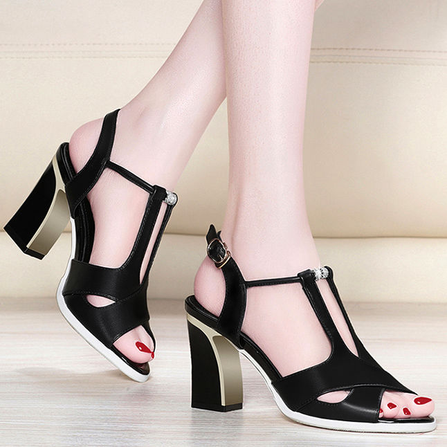 女人都抵抗不了高跟鞋的魔力，踩上时尚高跟鞋让你美丽一整秋