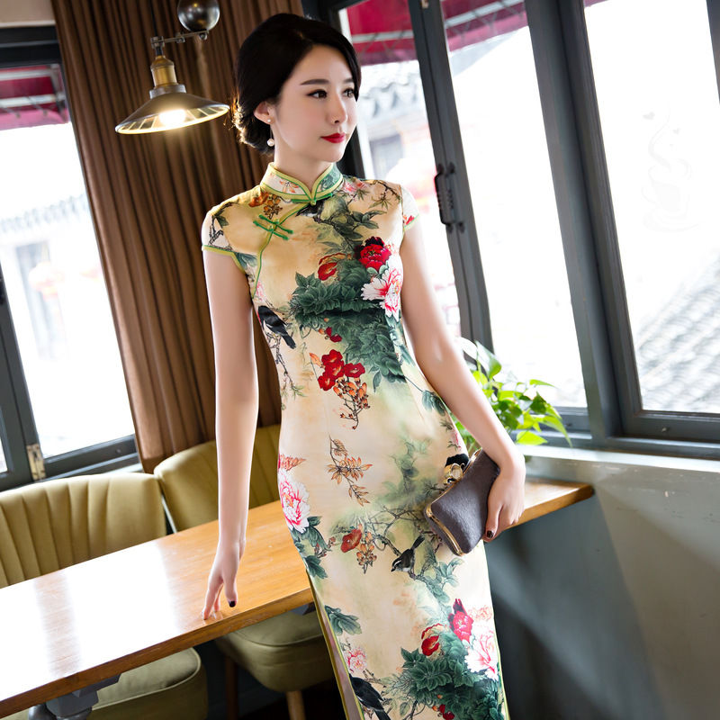 展现翘臀的时刻来了,欧美女人偏爱丁字裤配上旗袍,完美相容了