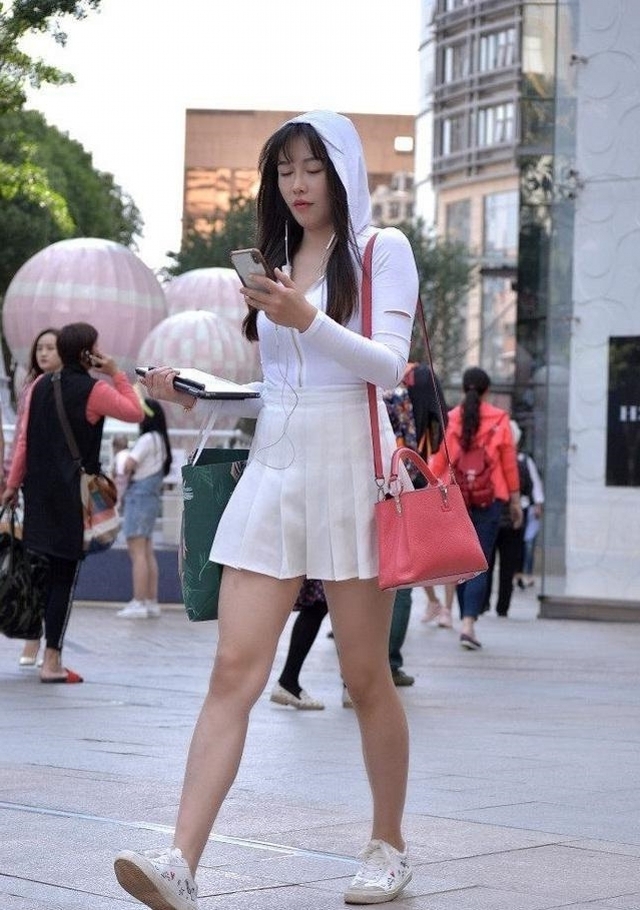  [柔美]路人街拍，靓女黑白色的条纹衫搭配牛仔热裤，柔美又清新