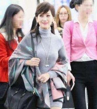 赵雅芝现机场, 一件毛衣惹争议, 网友: 女神也hold不住紧身啊!
