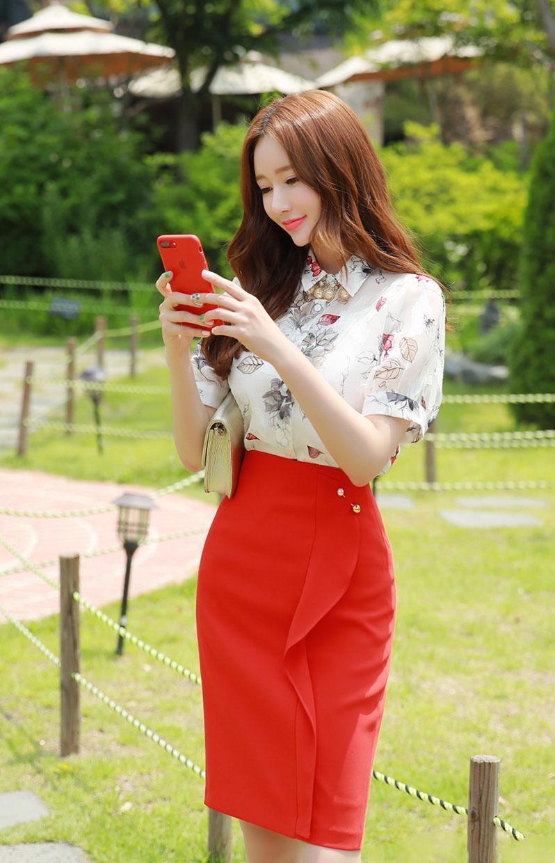 街拍：面容姣好的美女，身穿紧身连衣裙，气场十足