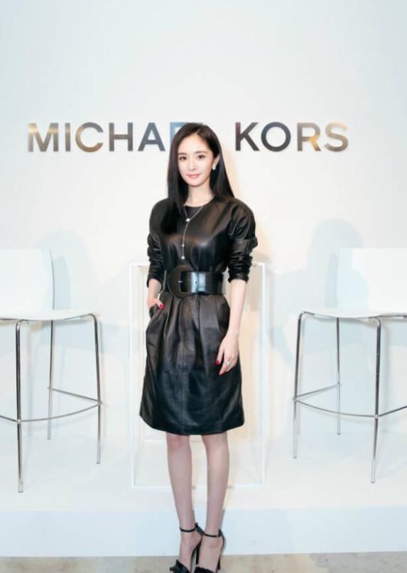 蚂蚁腰算什么？杨幂一条裙子就成“沙漏腰”了，真是羡煞旁人！