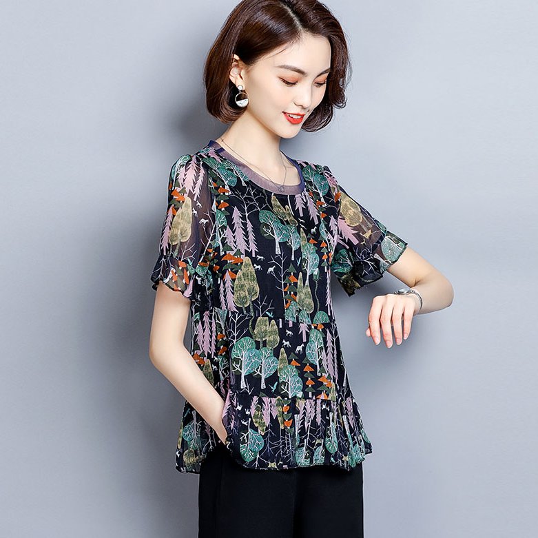 到了40的女人，也别穿太土!8月新出炉“妈妈装”，显嫩又显高