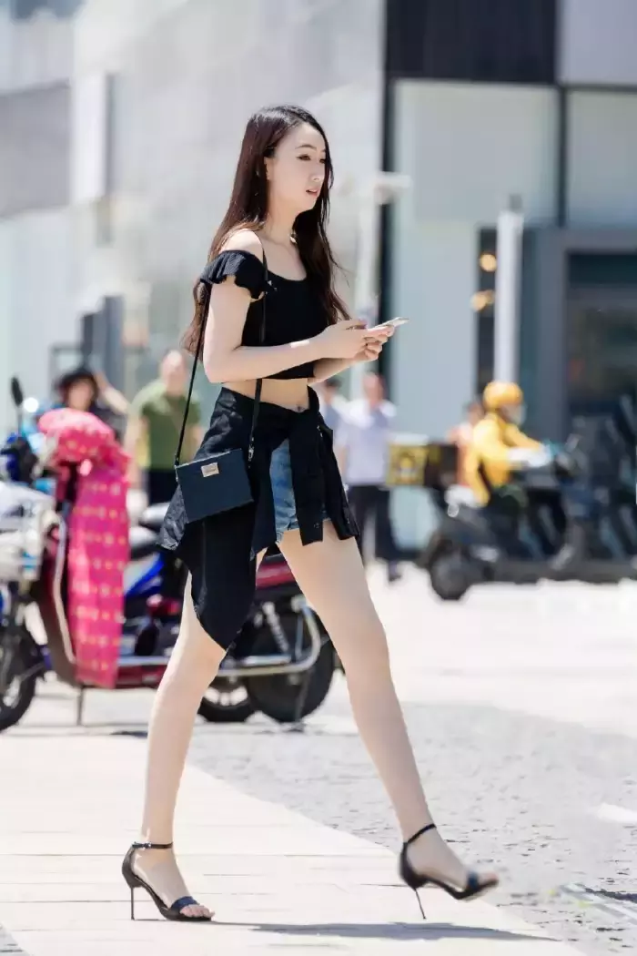 街拍路人，席卷夏季的潮流穿搭参考，让你变得更加光彩照人