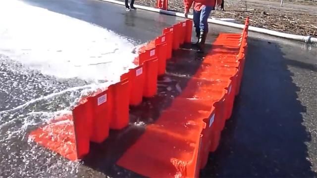 老外发明挡水“神器”1小时可装200米，比传统沙袋快